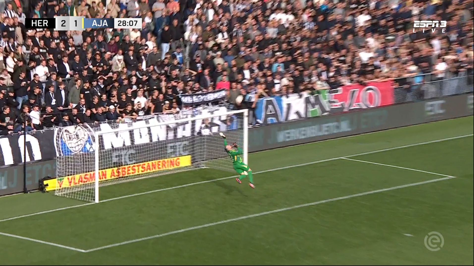 Mario Engels maakt tegen Ajax wereldgoal van eigen helft en doet gooi